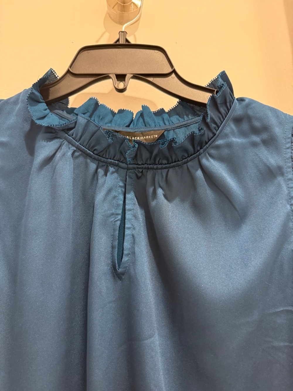 White House Black Market Teal Sleeveless Ruffle-Neck Camisole Pre Owned - Picture 2 of 5